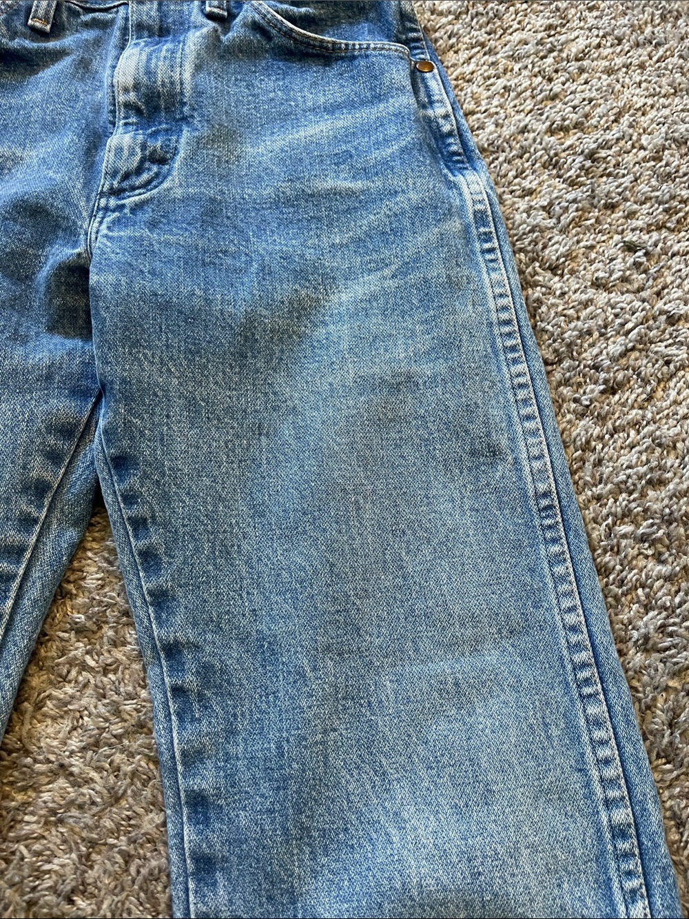 Wrangler Straight Leg Jeans in Light Blue Wash - Picture 4 of 7